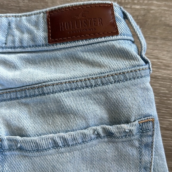 Hollister Distressed Ultra High-Rise Mom Jean Light Wash Size 0 / 24 Regular - Picture 6 of 7